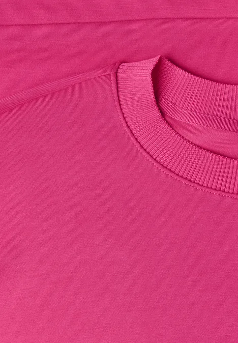 Rosa T-Shirt mit Rundhalsausschnitt, Vorderseite und Ärmelansatz sichtbar