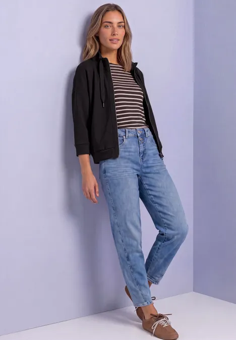 Jacke im Silk-Look mit Rippdetails black coffee Eine Frau in schwarzer Jacke, gestreiftem Shirt, blauen Jeans und braunen Slippern vor pastellfarbenem Hintergrund.