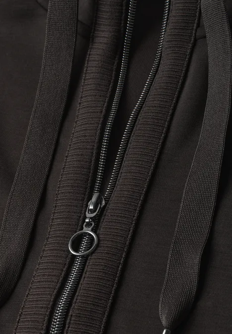 Jacke im Silk-Look mit Rippdetails black coffee Nahaufnahme eines schwarzen Kleidungsstücks mit Reißverschluss und Kordelzug.