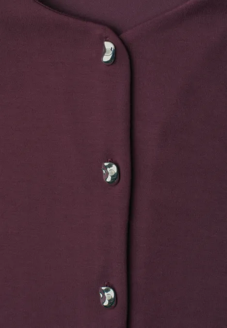 Strick-Look Jacke mit dekorativen Knöpfen rustic rouge Nahaufnahme eines bordeauxfarbenen Kleidungsstücks mit dekorativen silbernen Knöpfen
