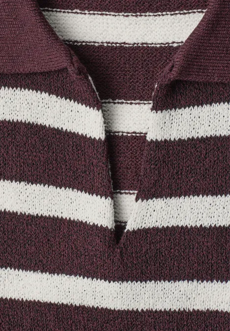Nahaufnahme eines gestrickten Poloshirts mit breiten Bordeauxrot-Weiß-Streifen und offenem Kragen.