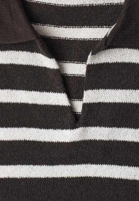 Polo met 3/4-mouwen en streepjespatroon black coffee Gebreide top met zwarte en witte strepen en V-hals.