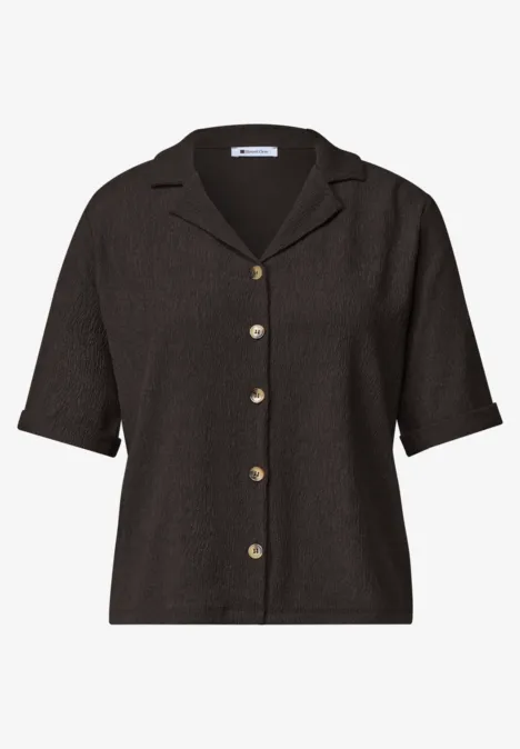 Shirt met verschillende texturen en een knoopsluiting black coffee Donkerbruine korte mouw gebreide vest met overhemddetail en goudkleurige knopen.