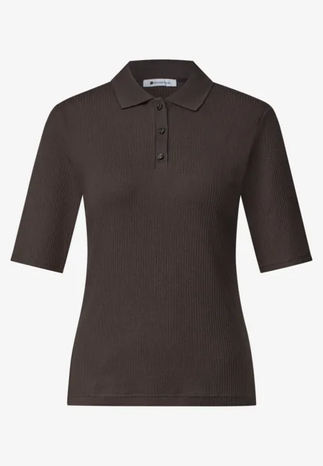 Dunkelbraunes Poloshirt mit kurzen Ärmeln, Knopfleiste und klassischem Kragen.