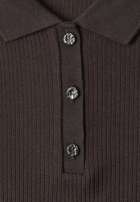 Poloshirt met gebreide look en geribbelde structuur black coffee Donkerbruin geribd poloshirt met drie glanzende, decoratieve knopen met patroon