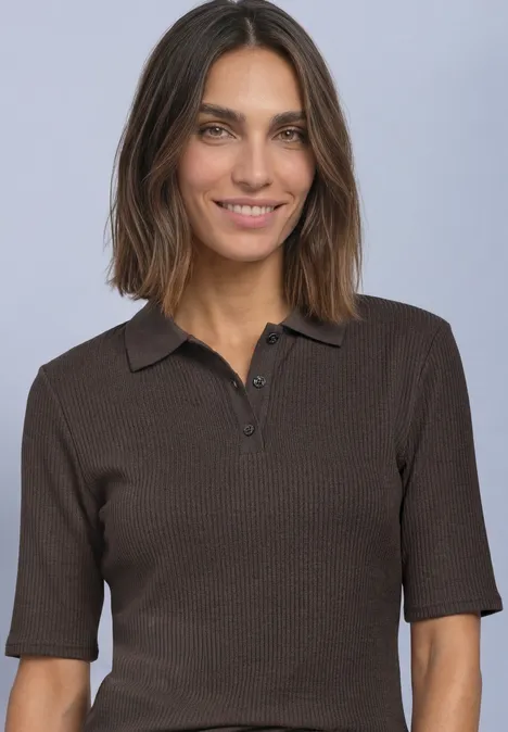 Poloshirt met gebreide look en geribbelde structuur black coffee Vrouw in een bruin poloshirt met korte mouwen voor een neutrale lichtgrijze achtergrond.