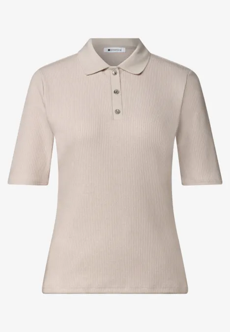 Poloshirt im Strick-Look mit Rippstruktur clay sand mel. Beige Damen-Poloshirt mit kurzen Ärmeln und Knopfleiste, schmal geschnitten.