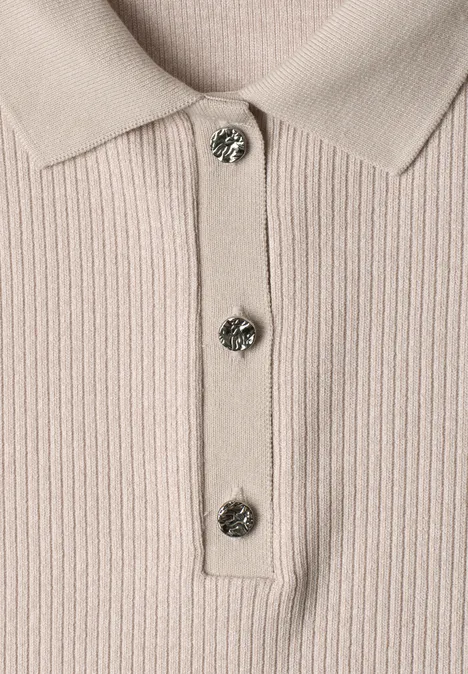Poloshirt im Strick-Look mit Rippstruktur clay sand mel. Beiges, fein geripptes Poloshirt mit Kragen und drei funkelnden Schmuckknöpfen.
