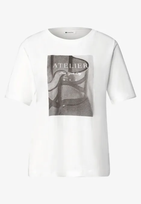 Shirt met ronde hals en fotoprint off white Weißes T-Shirt mit Rundhalsausschnitt und retrograuem Atelier-Print auf der Vorderseite.