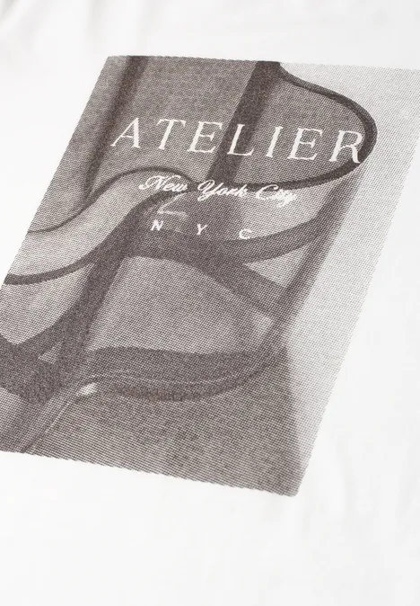 Shirt met ronde hals en fotoprint off white Weißes T-Shirt mit Schwarz-Weiß-Print 'ATELIER New York City N.Y.C.' und abstraktem Muster.