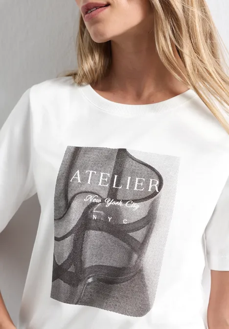 Shirt met ronde hals en fotoprint off white Blonde Frau im weißen T-Shirt mit grauem Rechteck-Aufdruck 'ATELIER New York'