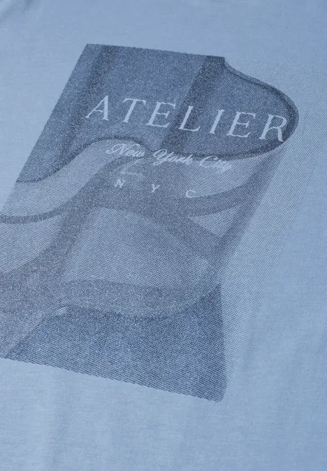 Shirt met ronde hals en fotoprint northern blue Hellblaues T-Shirt mit dunkelblauem Schriftzug 'ATELIER' und abstraktem Muster.