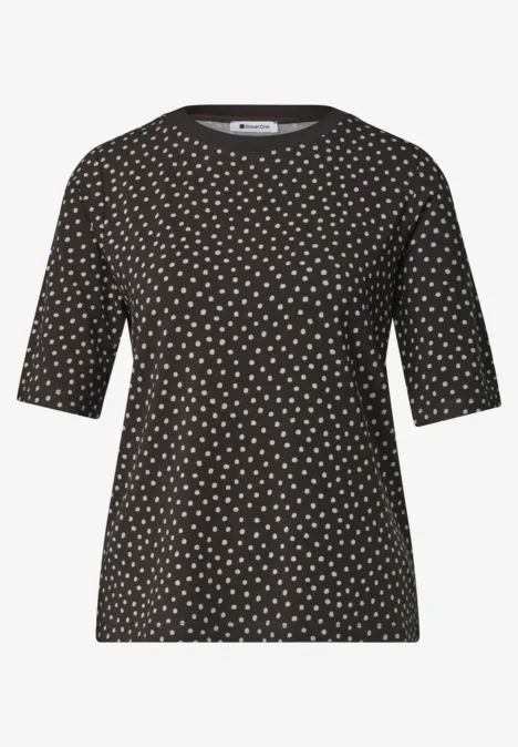 T-Shirt mit Rundhals und Print black coffee Ein schwarzes T-Shirt mit kurzen Ärmeln und weißem Herzchenmuster.