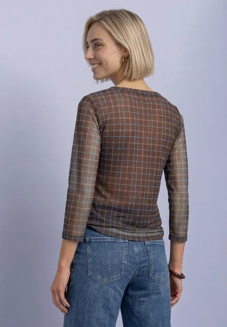 Shirt met 3/4-mouwen van mesh met print silk brown Blonde vrouw van achteren in een bruin geruit shirt en blauwe jeans, glimlachend over haar schouder kijkend.