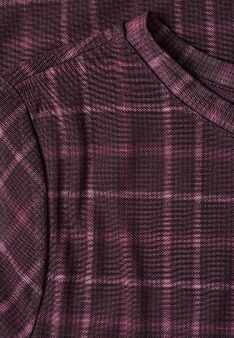 Shirt met 3/4-mouwen van mesh met print rustic rouge Nahaufnahme eines lila-schwarzen karierten Shirts aus weichem Stoff.