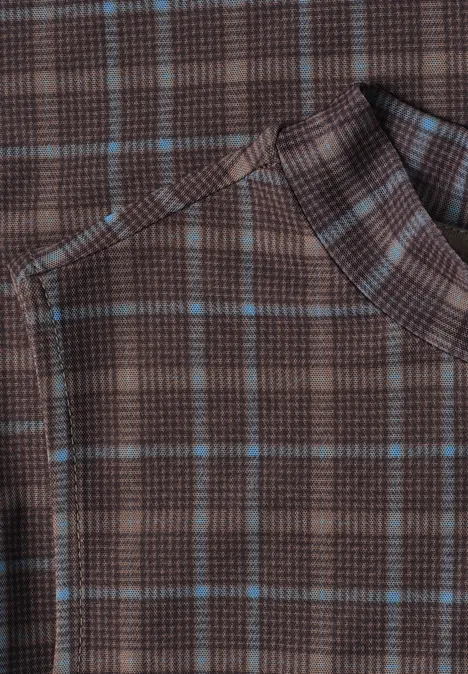 Turtleneck-top van mesh met print silk brown Close-up van een bruin geruit stof met turkooisblauwe lijnen.