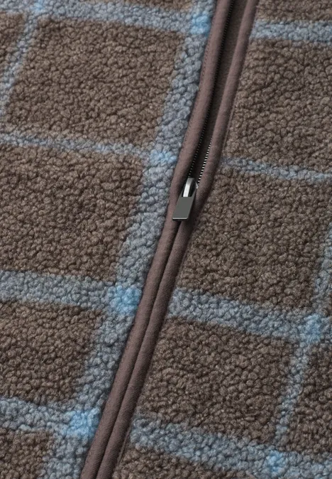 Brauner Fleece mit hellblauen Karos und einem mittigen Reißverschluss.