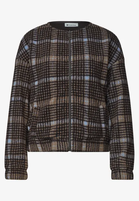 Kastige Jacke mit braun-schwarzem Karomuster und hellblauen Farbakzenten, durchgehender Reißverschluss.