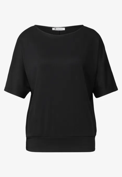 Schwarzes, lockeres Damen-Shirt mit kurzen Ärmeln und breitem Bund.