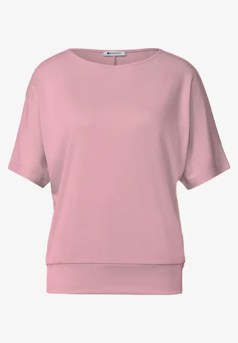 Ein rosa T-Shirt mit kurzen Ärmeln und weitem Schnitt.