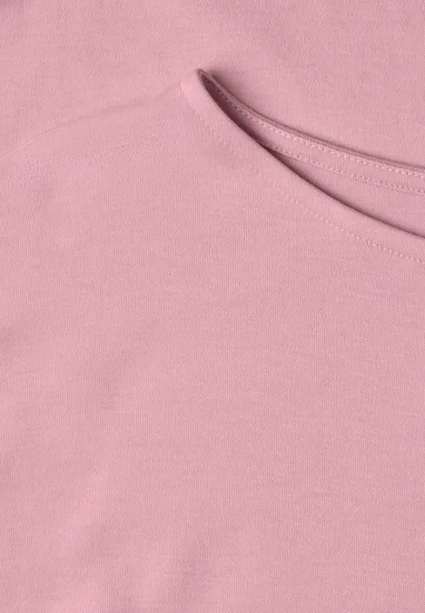Nahaufnahme eines pastellrosa Baumwoll-T-Shirts mit Rundhalsausschnitt