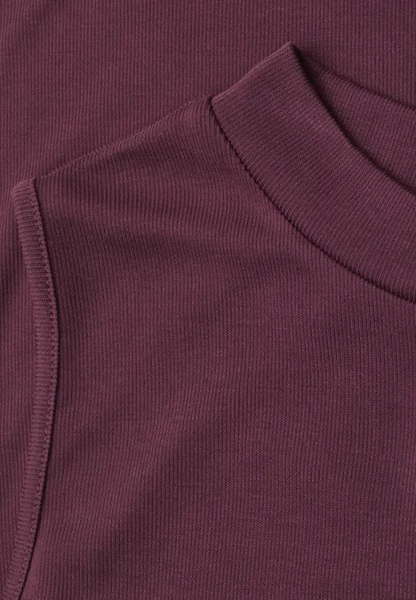 Top im Silk-Look mit Turtle Neck rustic rouge Nahaufnahme eines ärmellosen burgunderfarbenen Rippstrick-Tops mit Rundhalsausschnitt.