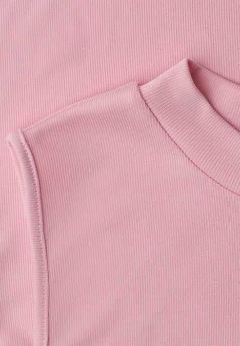 Nahaufnahme eines rosa, ärmellosen Rollkragen-Oberteils aus Rippstrick.