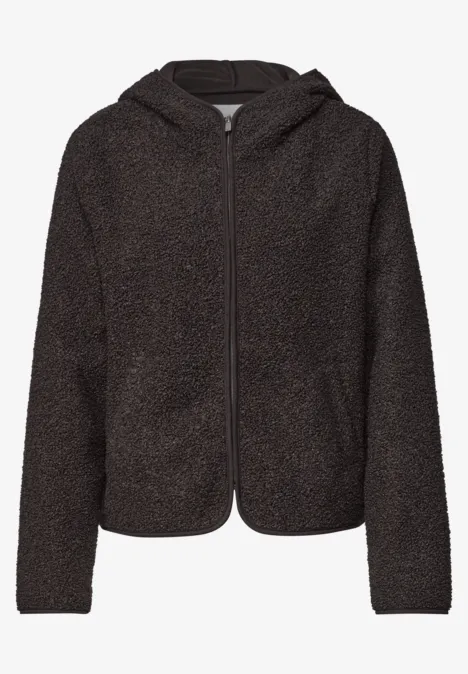 Kurze Teddy-Fleece-Jacke mit durchgehendem Reißverschluss und Kapuze in dunklem Braun.