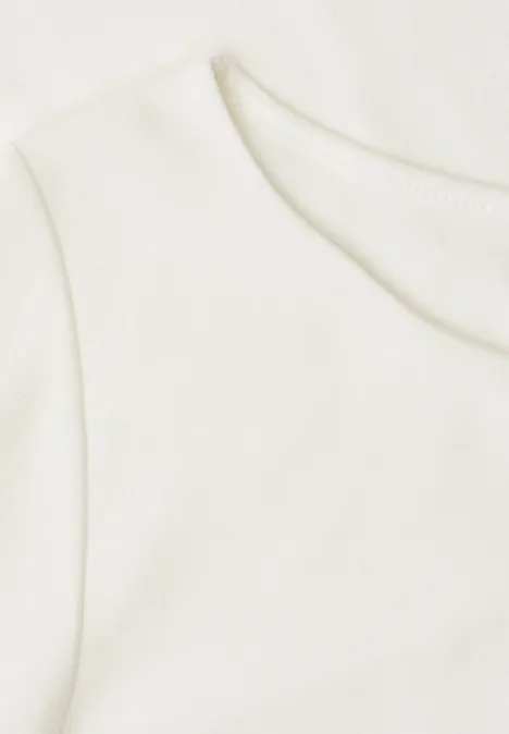 T-shirt à encolure ondulée, couleur unie off white Gros plan d’un T-shirt blanc à encolure ronde sur fond clair.