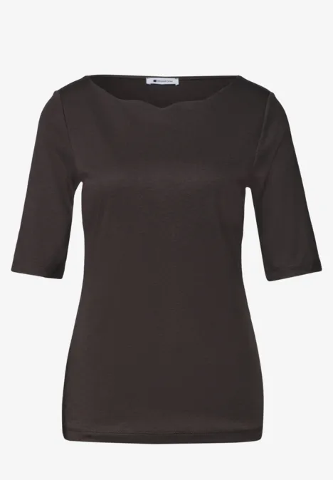 Ein schlichtes, dunkelbraunes Damen-Shirt mit 3/4-Ärmeln und Rundhalsausschnitt.