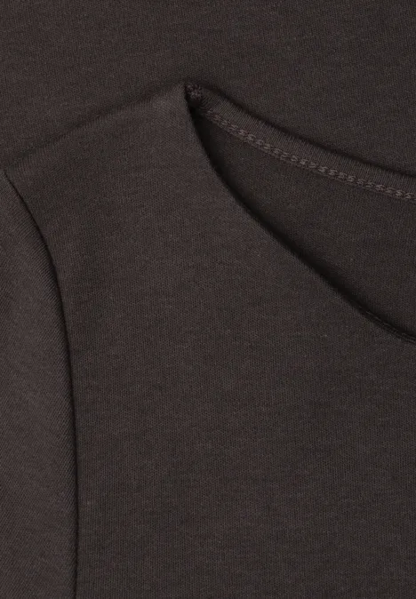 Nahaufnahme eines schwarzen T-Shirts mit Rundhalsausschnitt und sichtbaren Nähten.