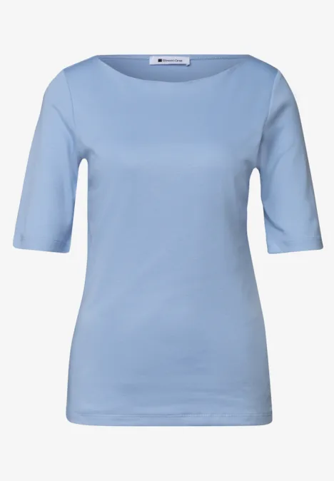 Hellblaues T-Shirt mit halblangen Ärmeln und Rundhalsausschnitt.