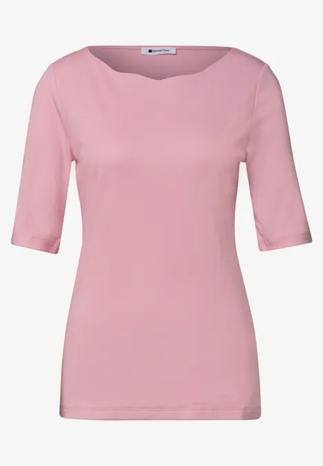 Un t-shirt rose uni pour femme, manches mi-longues et col rond, style épuré.