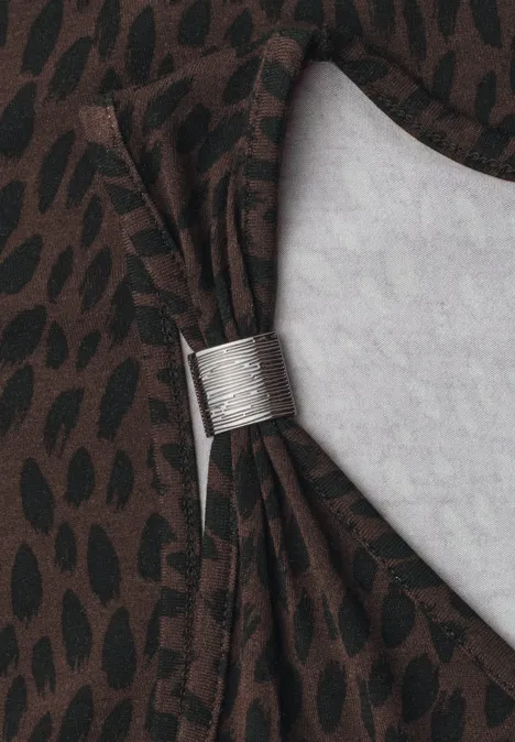 Top met V-hals en decoratief detail molten earth Braunes Oberteil mit dunkelbraunem Animal-Print und silbernem Ring, der den Stoff am Ausschnitt zusammenhält.