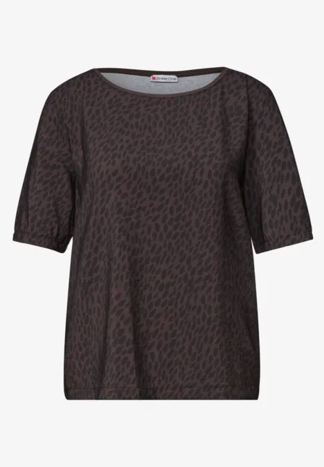 T-Shirt mit Rundhals und Strukturmix molten earth Damenbluse in Dunkelbraun mit schwarzem Tupfenmuster, kurzen Ärmeln und rundem Ausschnitt.