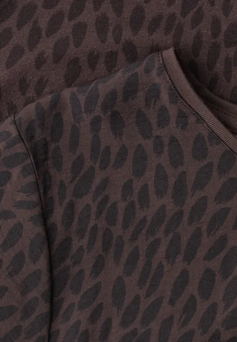 T-Shirt mit Rundhals und Strukturmix molten earth Nahaufnahme eines braunen Kleidungsstücks mit unregelmäßigem, tropfenförmigem, dunkelbraunem Muster.