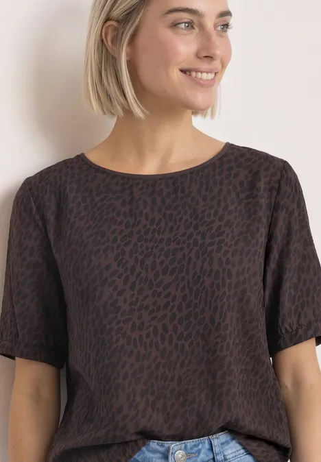 T-Shirt mit Rundhals und Strukturmix molten earth Frau in braunem, kurzärmligem Shirt mit dezentem Leopardenmuster und Rundhalsausschnitt.