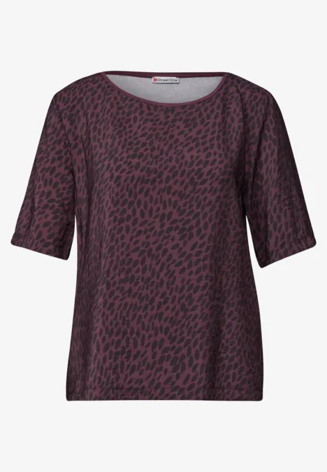 T-shirt à col rond et mélange de textures rustic rouge Lila Damen-Shirt mit schwarzen Leopardenflecken, Rundhalsausschnitt und halblangen Ärmeln.