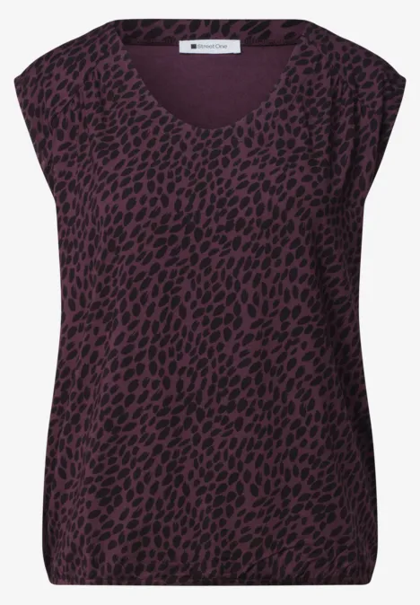Shirt mit Boat Neck und Elastikbund rustic rouge Ärmelloses Damen-Top mit V-Ausschnitt, dunkelvioletter Stoff mit schwarzem Leopardenmuster.