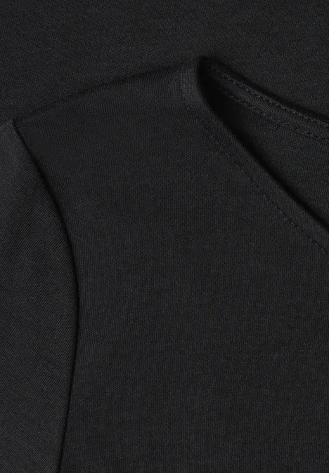 Shirt met 3/4-mouwen en een boothals Black Nahaufnahme eines schwarzen Kleidungsstücks mit Tasche und sichtbarer Naht