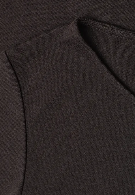 Shirt met 3/4-mouwen en een boothals black coffee Close-up van een donker T-shirt met zichtbare naad bij de halslijn en schouder.