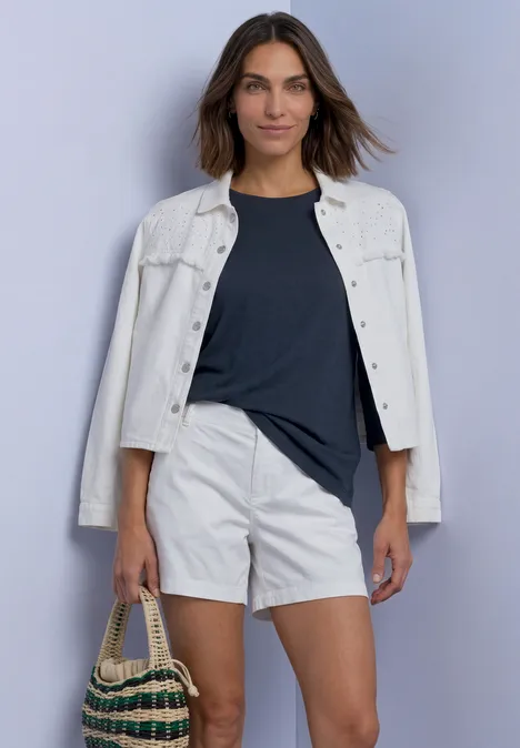 Shirt met 3/4-mouwen en een boothals darkest blue Frau mit weißer Jeansjacke, dunkelblauem T-Shirt, weißen Shorts und geflochtenem Korb vor hellgrauem Hintergrund.