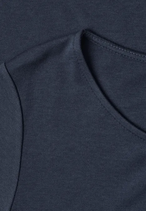 Shirt met 3/4-mouwen en een boothals darkest blue Nahaufnahme eines dunkelblauen T-Shirts am Halsausschnitt und an der Schulternaht.