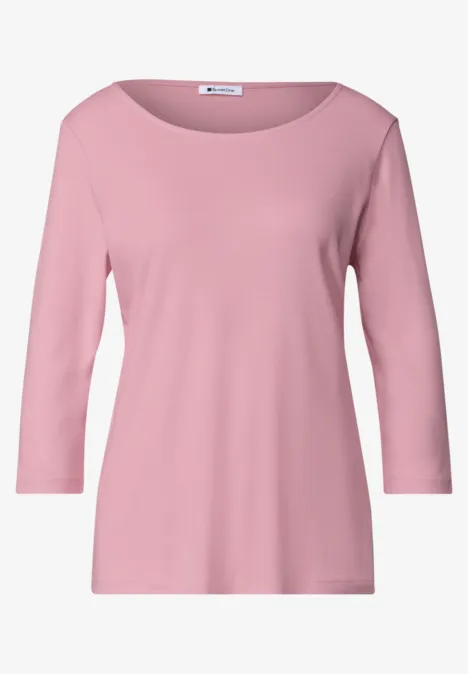 Einfaches Damenlangarmshirt in zartem Rosa mit 3/4-Ärmeln und breitem Ausschnitt.
