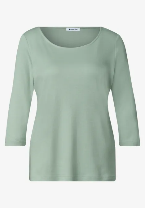 Hellgrünes Damen-Shirt mit 3/4-Ärmeln und rundem Ausschnitt.