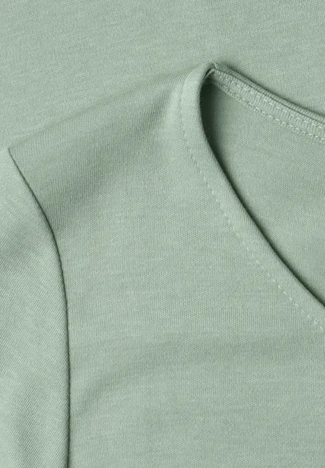 Helles grün meliertes T-Shirt mit Rundhalsausschnitt und feinem Baumwollstoff.