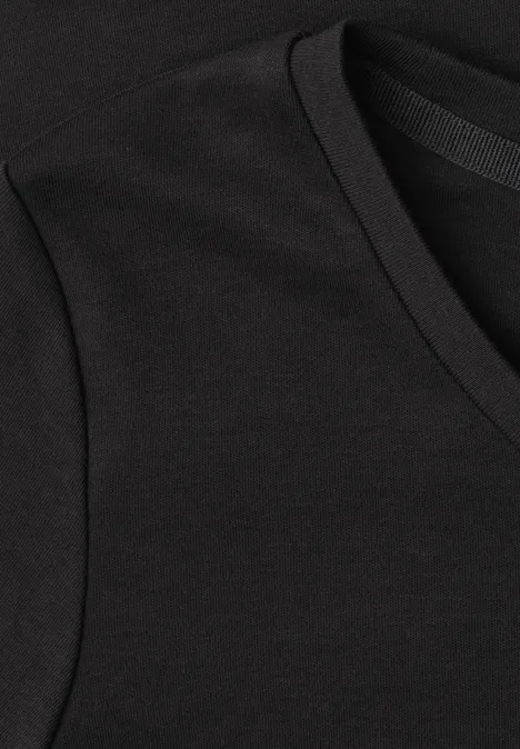 Schwarzes T-Shirt mit V-Ausschnitt aus weichem Jersey, Nahaufnahme von Schulter und Ausschnitt.