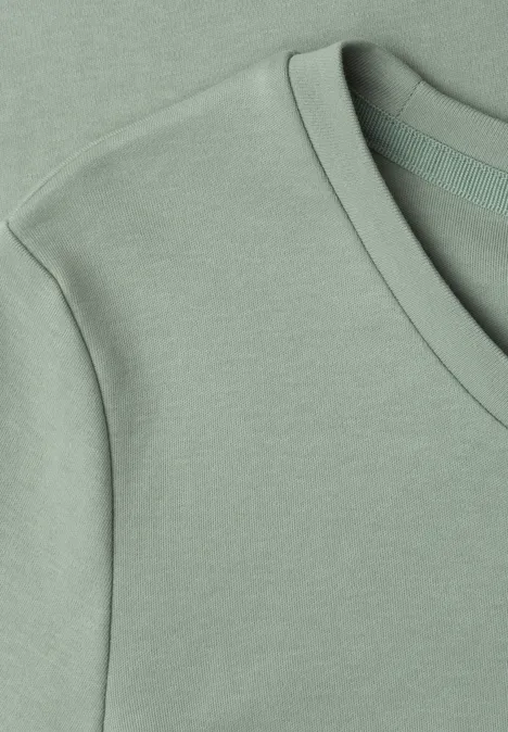 Ein hellgrünes T-Shirt mit V-Ausschnitt und weichem Stoff.