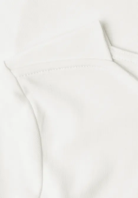 3/4-Arm Shirt mit U-Boot-Ausschnitt off white Nahaufnahme eines weißen Baumwollshirts, das den oberen Ausschnitt und die Schulterpartie zeigt.