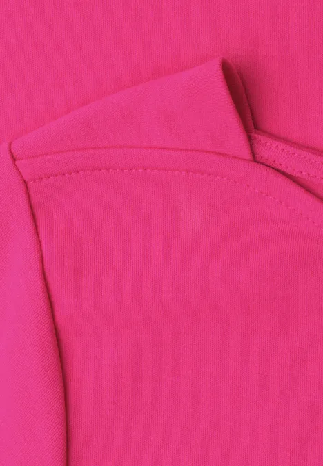Nahaufnahme eines pinken T-Shirts mit Schulter- und Halsausschnittnaht.